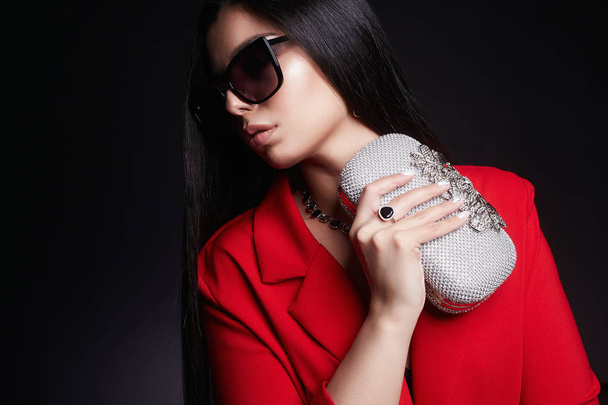 Gyönyörű nő tengelykapcsoló-táska és napszemüveg - Fotó, kép