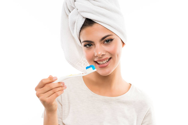 Adolescente fille sur fond blanc isolé brossant ses dents
 - Photo, image