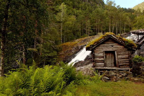 Bardzo stare młyny wodne z dachami trawiastymi w Norwegii - Zdjęcie, obraz