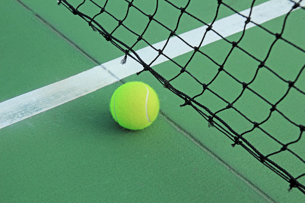Теннисный мяч в сетке
 - Фото, изображение