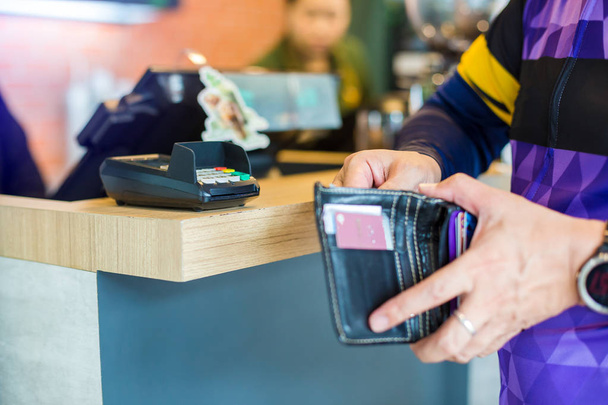 selektiver Fokus auf Kreditkartenlesegerät mit verschwommenem Taschendiebstahl - Foto, Bild