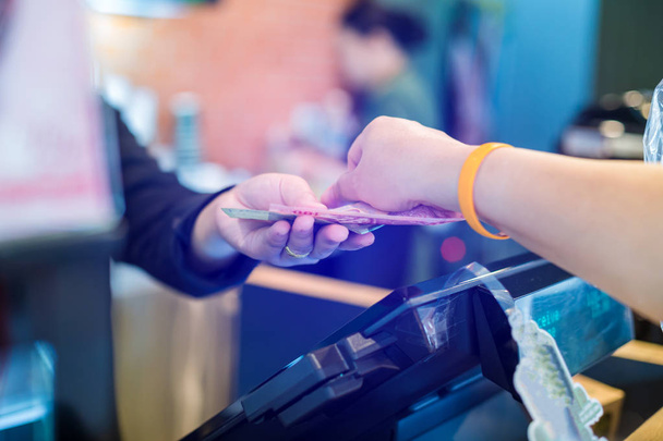 Pokladník si vezme bankovku od spotřebitelské ruky. Ruční placení peněz na W - Fotografie, Obrázek