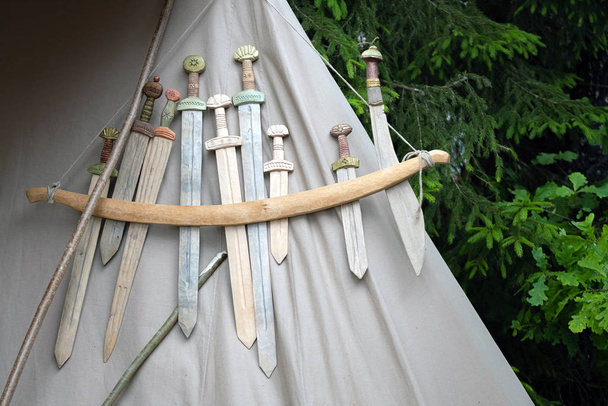 réplicas de armas medievales de madera para un combate cercano que se muestra en textura de tela gris
 - Foto, Imagen