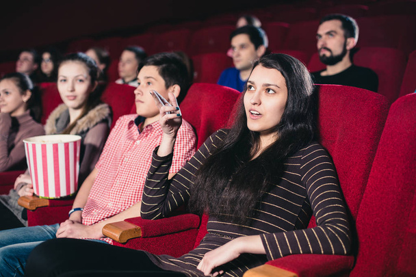 Mädchen in einem Kino in der Sitzung des Films, den sie tut - Foto, Bild