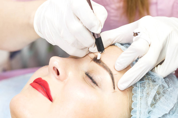 Microblading eyebrows workflow in a beauty salon  - Valokuva, kuva