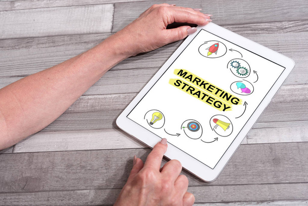 Concepto de estrategia de marketing en una tableta
 - Foto, Imagen