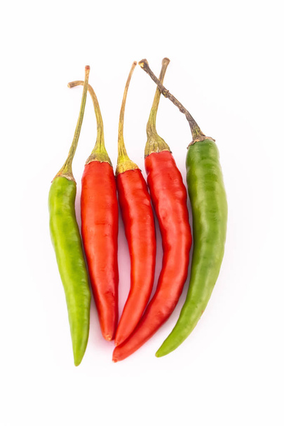 κάψουλες ζεστό τσίλι πιπεριά πράσινο κόκκινο κάθετο σε ένα απομονωμένο λευκό φόντο - Φωτογραφία, εικόνα