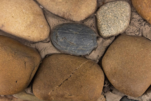 stenen muur ronde ovale kasseien muur Pebbles glad solide gebonden cement - Foto, afbeelding
