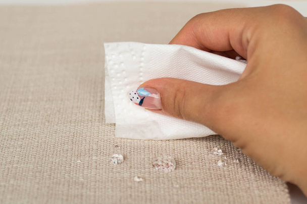 Repelente de água e tecidos impermeáveis. Como tecido impermeável com estas instruções simples para Experimento por gota de água sobre ele
 - Foto, Imagem
