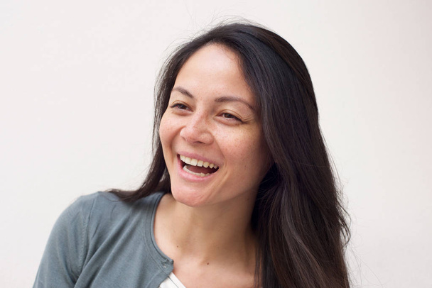 Közelről portré boldog ázsiai lány nevetett a fehér háttér  - Fotó, kép