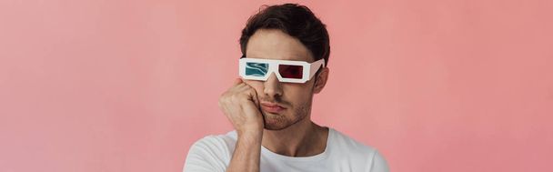 panoramic shot of bored young man in 3d glasses propping face with hand isolated on pink - Φωτογραφία, εικόνα