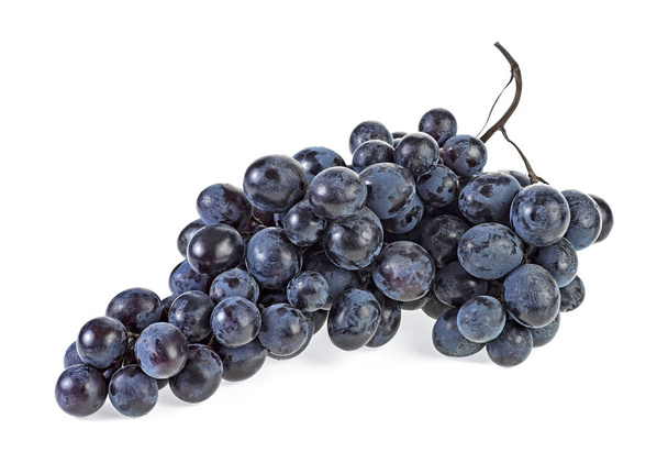 Uvas azules maduras aisladas sobre un fondo blanco
 - Foto, imagen