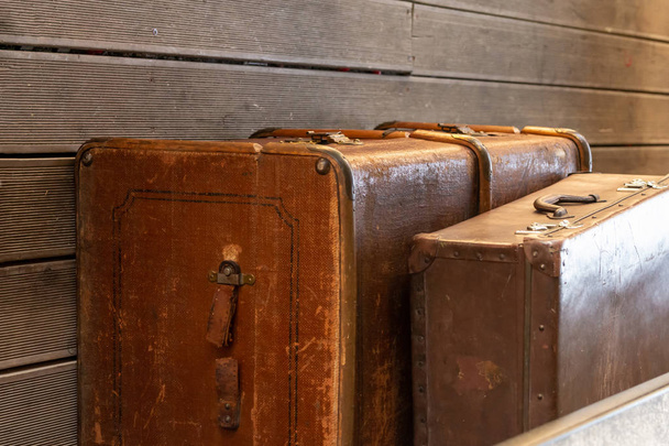 bagages traditionnels altérés vieille valise stand un grand petit voyage conception de vacances
 - Photo, image