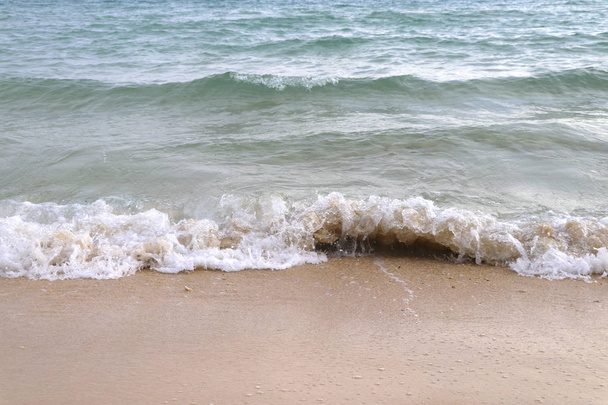 Τα κύματα στη θάλασσα που στριφογυρνάνε στην ακτή.  - Φωτογραφία, εικόνα