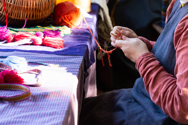 trabajo maestro artesanía producción tradicional tejiendo cosas tejiendo agujas de la mano
 - Foto, Imagen