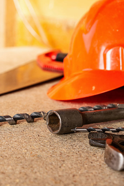 herramientas de metal llave sierra naranja casco conjunto construcción fondo primer plano
 - Foto, imagen