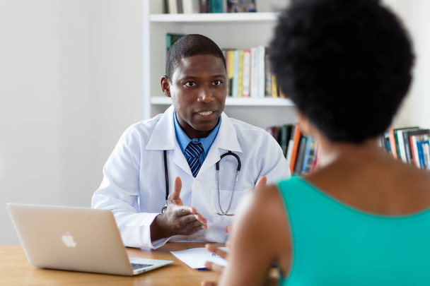 Médecin afro-américain parlant de cancer avec le patient
 - Photo, image