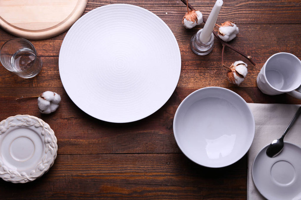 Puhtaat valkoiset astiat ja ruokailuvälineet, romanttinen illallinen
 - Valokuva, kuva