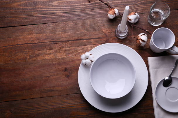 Plats et couverts blancs propres, dîner romantique
 - Photo, image