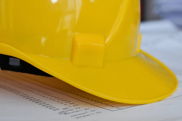 capacete de construção amarelo no projeto de construção
 - Foto, Imagem