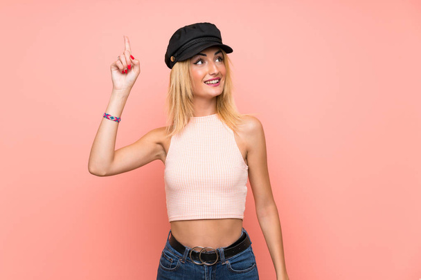 Młoda blond kobieta z kapeluszem zamierzającym zrealizować rozwiązanie podczas podnoszenia palcem w górę - Zdjęcie, obraz