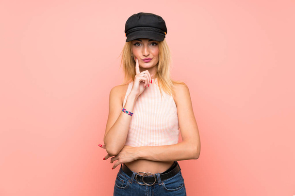 Mujer rubia joven con sombrero Mirando al frente
 - Foto, imagen