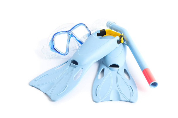 Ρακέτες, αναπνευστήρες και μάσκες κατάδυσης απομονωμένες σε λευκό φόντο - Φωτογραφία, εικόνα