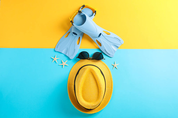 Flippers, denizyıldızları, şapka ve güneş gözlüğü renkli arka plan, sp - Fotoğraf, Görsel