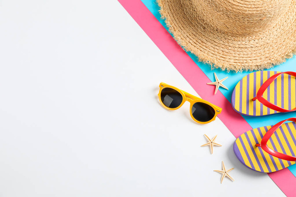 Flip papucs, napszemüveg, fajtája és Szalmakalapot a színes háttérben - Fotó, kép