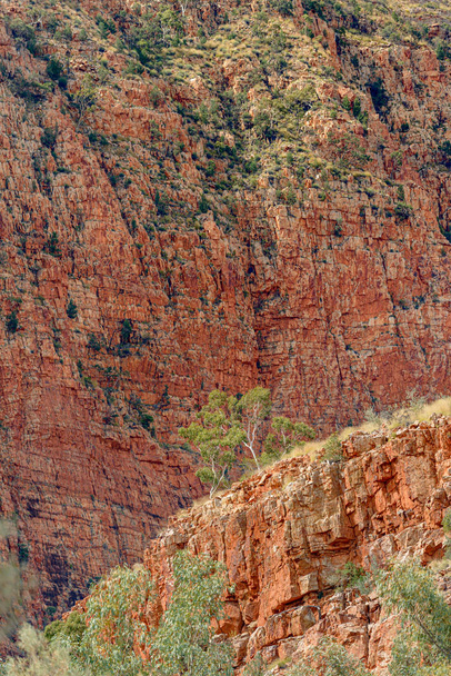 Πολύχρωμοι βράχοι στο εθνικό πάρκο Γουέστ Μαντονέλ, Βόρειο έδαφος, Αυστραλία - Φωτογραφία, εικόνα