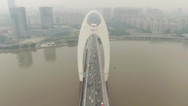 Pearl Nehri üzerindeki Liede Köprüsü. Smog, Çin 'de Guangzhou City. Havadan görünüm - Video, Çekim