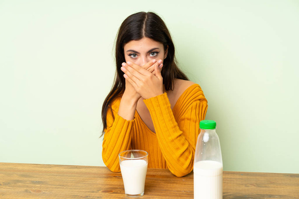 Adolescente chica teniendo desayuno leche cubriendo su boca
 - Foto, imagen
