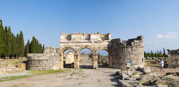 Türkei: Blick auf das Frontinustor, den monumentalen Eingang zur römischen Stadt Hierapolis (heilige Stadt), der antiken Stadt an heißen Quellen im klassischen Phrygien, deren Ruinen in der Nähe von Pamukkale liegen   - Foto, Bild