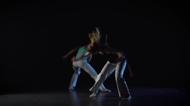 Two women are performing martial art of capoeira. - Metraje, vídeo