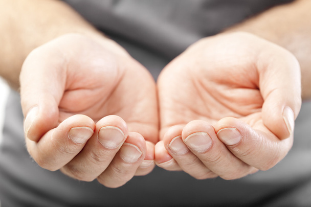 duas mãos masculinas como se dando, mostrando ou segurando conceito
 - Foto, Imagem