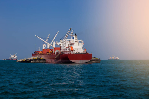 Buque de carga internacional en el océano, Transporte de mercancías, S
 - Foto, Imagen