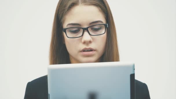 A beautiful young businesswoman working with a document in a tablet. - Záběry, video
