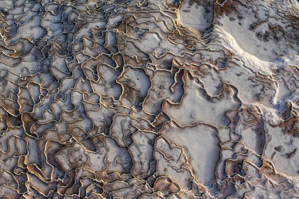 Turquía, detalles de las terrazas de travertino en Pamukkale (Castillo de algodón), sitio natural de roca sedimentaria depositada por el agua de las aguas termales, famoso por un mineral carbonato dejado por el agua corriente
 - Foto, imagen