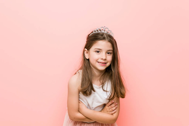 Bir prenses giyen küçük kız gülüyor ve eğlenceli bir görünüm. - Fotoğraf, Görsel