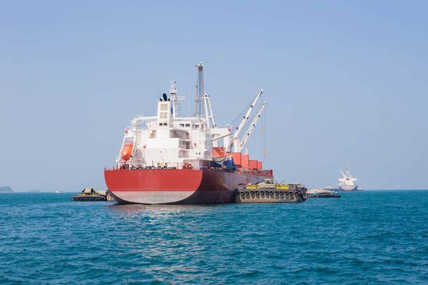Nave cargo internazionale nell'oceano, Trasporto merci, S
 - Foto, immagini