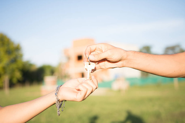 Μεσίτης κτηματομεσίτη που δίνει το κλειδί ενός νέου σπιτιού στον ιδιοκτήτη - Φωτογραφία, εικόνα