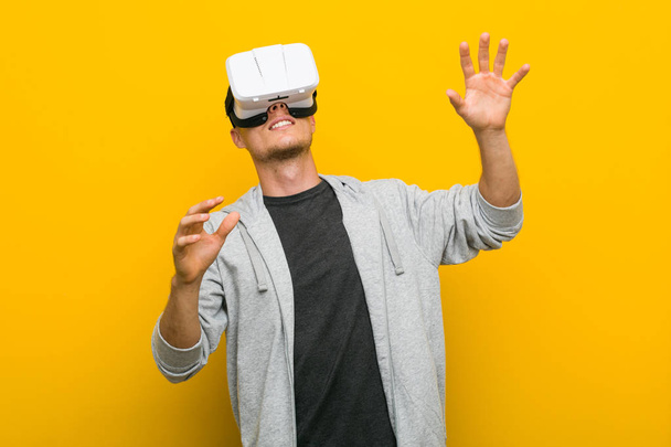 Fiatal kaukázusi ember segítségével a virtuális valóság szemüveg - Fotó, kép