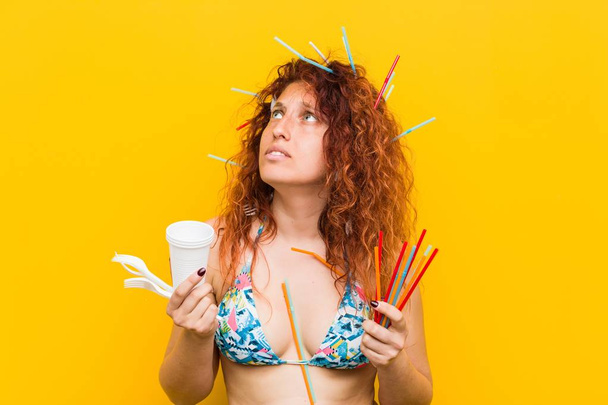 Genç beyaz kızıl saçlı kadın plastik kötü niyetli kullanımı ile kızgın - Fotoğraf, Görsel