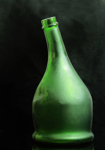 Bottiglia verde Natura morta
. - Foto, immagini