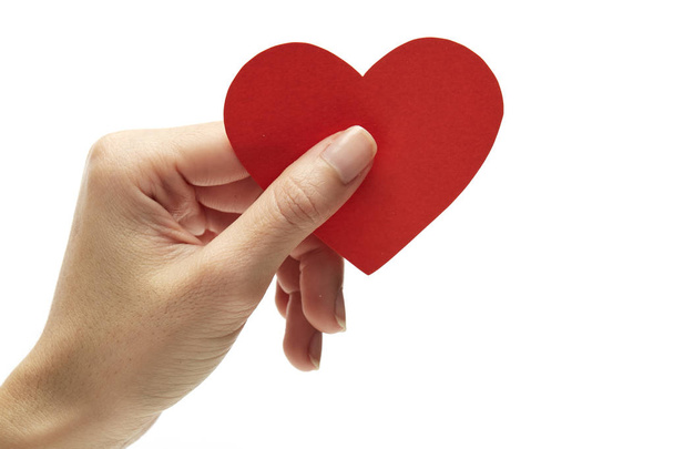 Rood hart in vrouw hand op wit - Foto, afbeelding