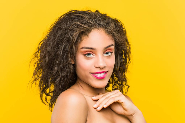 Genç bir afrikalı-amerikalı güzel ve makyaj kadın poz yakın - Fotoğraf, Görsel