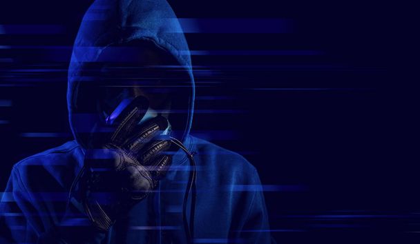 haker kaptur maska człowiek strój z rękawicą na ciemnym tle w sieci wirusów bezpieczeństwa i AI hologram roboty koncepcji, głębokie uczenie danych, serwer bezpieczeństwa hacking - Zdjęcie, obraz