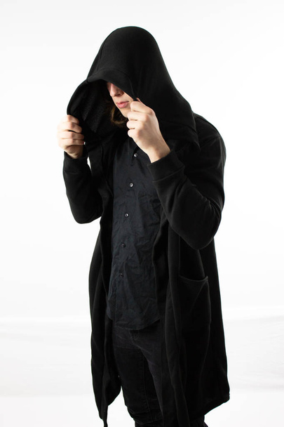 Cazador guerrero oscuro en capucha negra
 - Foto, imagen