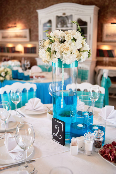 Güzel çiçek aranjmanı ve weddi üzerinde cam vazolar mumlar - Fotoğraf, Görsel