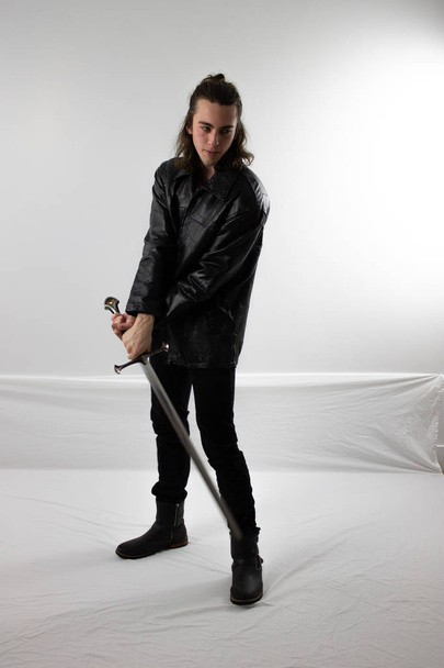 dunkler Krieger Jäger in schwarzem Leder - Foto, Bild